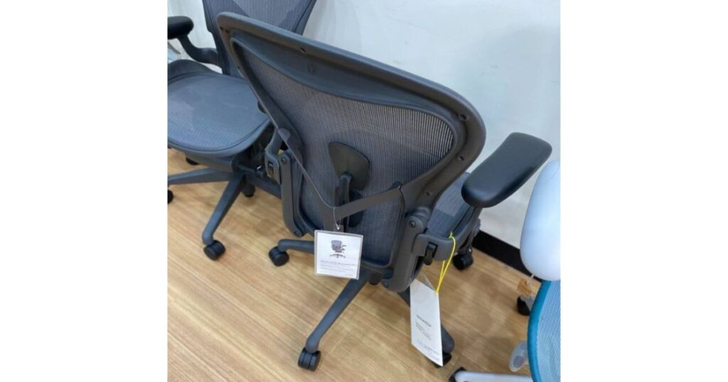 後ろから見たアーロンチェアリマスタードの背もたれ