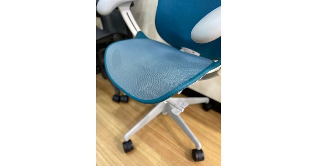 斜め前から見たミラ２チェアの座面