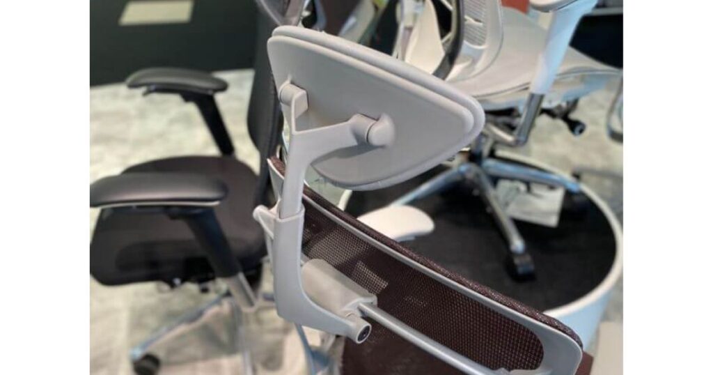 後ろから見たコンテッサ セコンダの小型ヘッドレスト