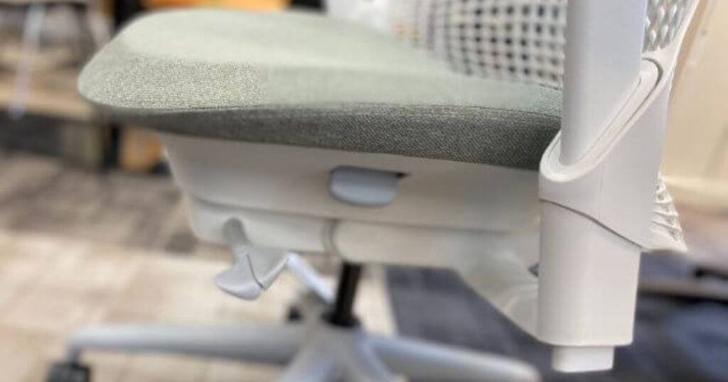 真横から見たセイルチェアの座面