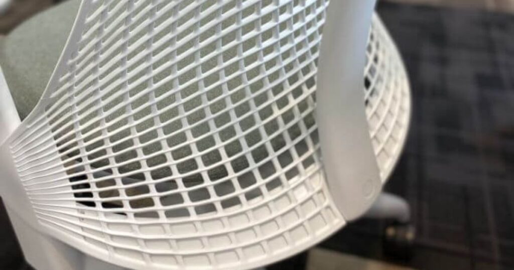 セイルチェアの背もたれの網目(白)