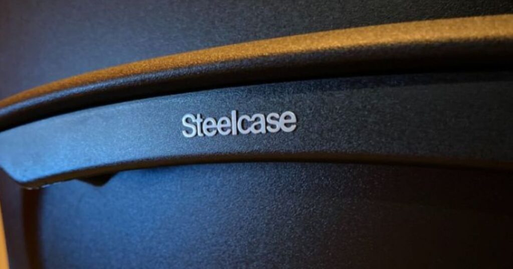 リープチェアの背もたれにあるSteelcaseのロゴ