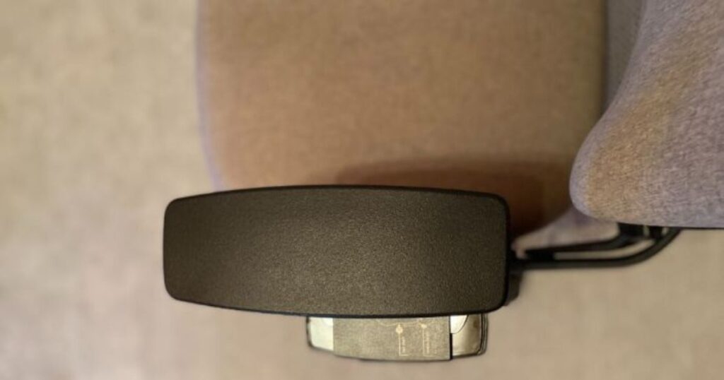俯瞰で見たリープチェアの肘掛けのアップ