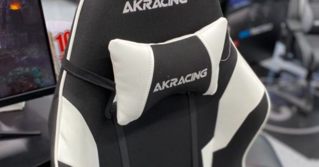 AKRacing Wolfの上部のアップ（ホワイト）