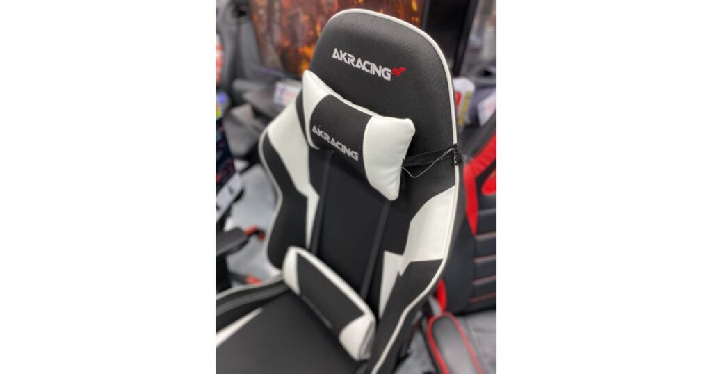 AKRacing Wolfのロゴのアップ（ホワイト）