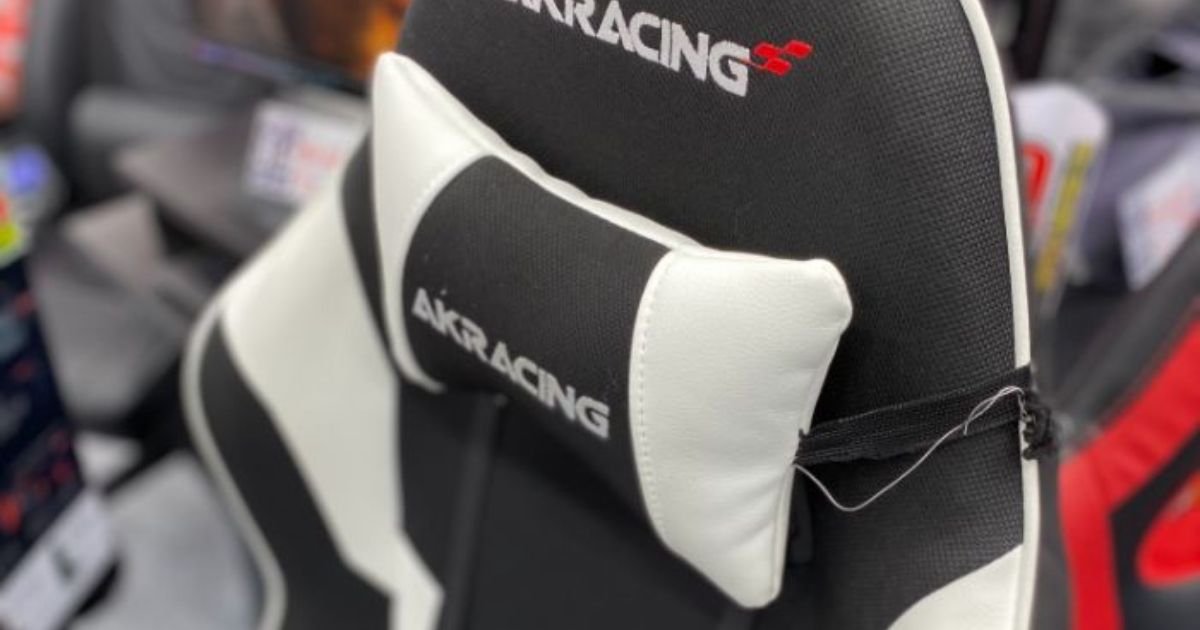 AKRacingのゲーミングチェア『Wolf』を斜め横から撮影。ファブリック素材の質感とソフトな座面が特徴のスタイリッシュなチェア