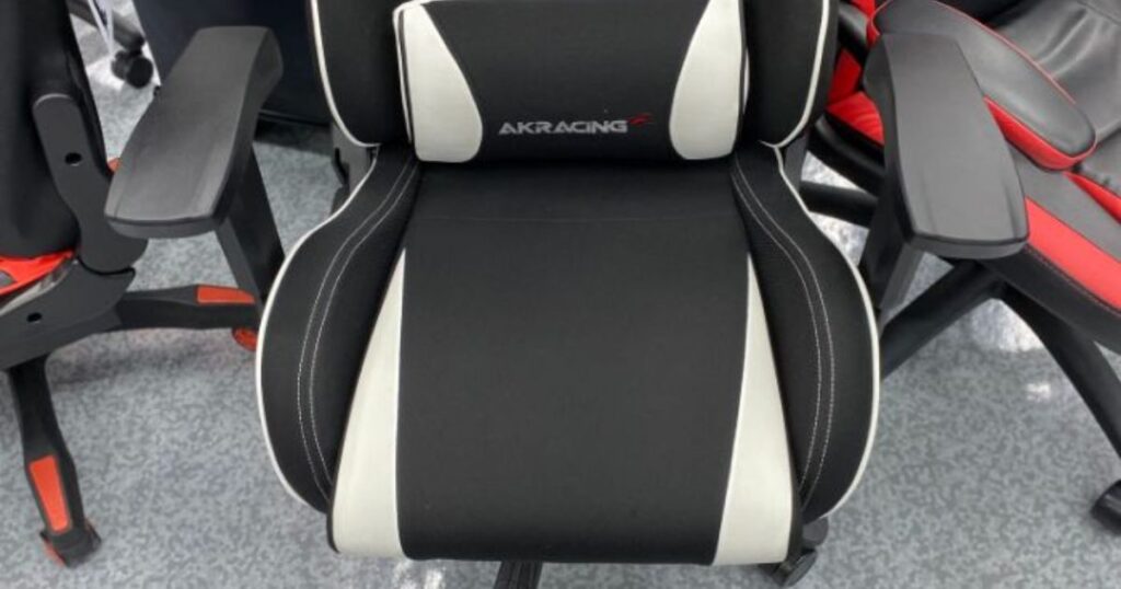 AKRacing Wolfのファブリック素材の座面（ホワイト）