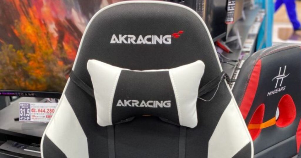 正面から撮影したAKRacing Wolfのヘッドレスト付近