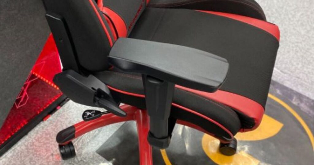 AKRacing Wolfのアームレスト