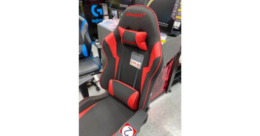 斜め横から撮影したAKRacing Wolf（レッド）