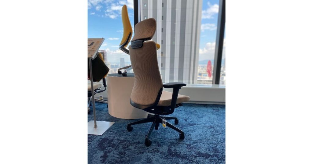 窓際に置かれたエクストラ流ハイバックのコーラル