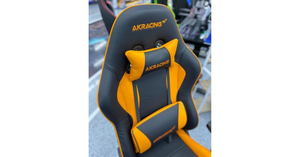 斜め横から見たAKRacing Nitro V2の背もたれ（オレンジ）