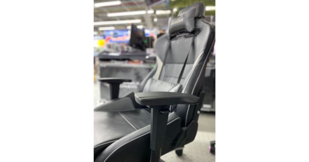 座面から背もたれに向けて撮影したAKRacing Pro-X V2