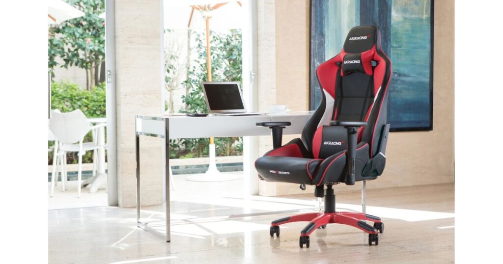 自宅の仕事部屋に置かれたAKRacing Pro-X V2(公式より引用)