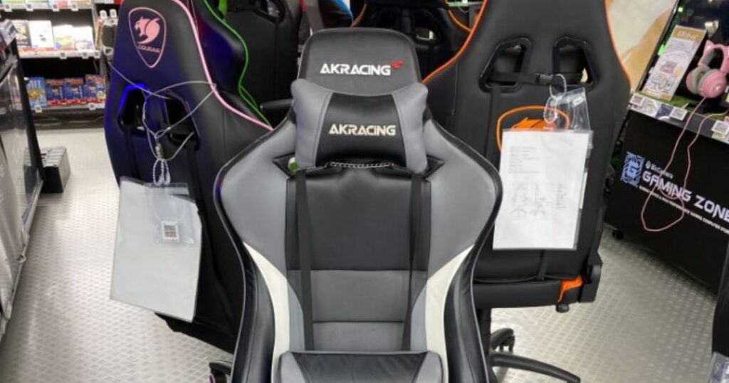 店舗に展示されたAKRacing Pro-X V2（グレイ）