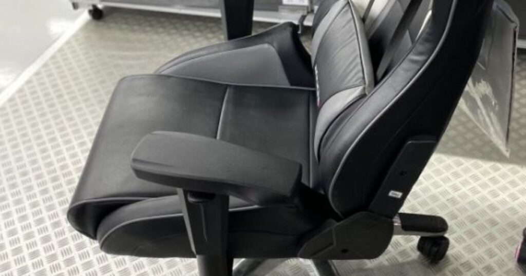 真横から見たAKRacing Pro-X V2の4Dアームレスト