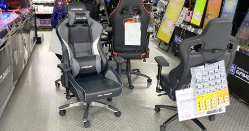 家電量販店の店頭に並ぶAKRacing Pro-X V2