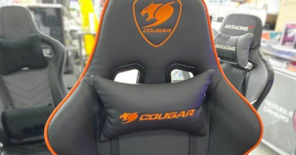 COUGARのゲーミングチェア（オレンジ）