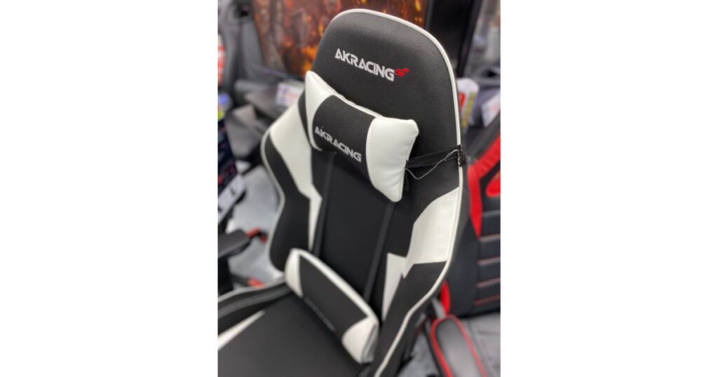 AKRacingのゲーミングチェア（白＋黒）