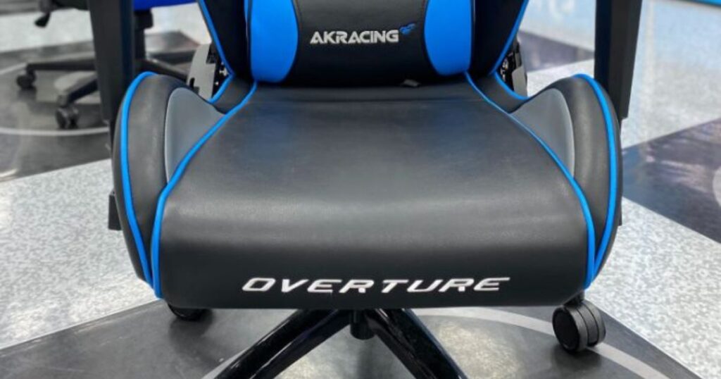 正面から見たAKRacing Overtureの座面