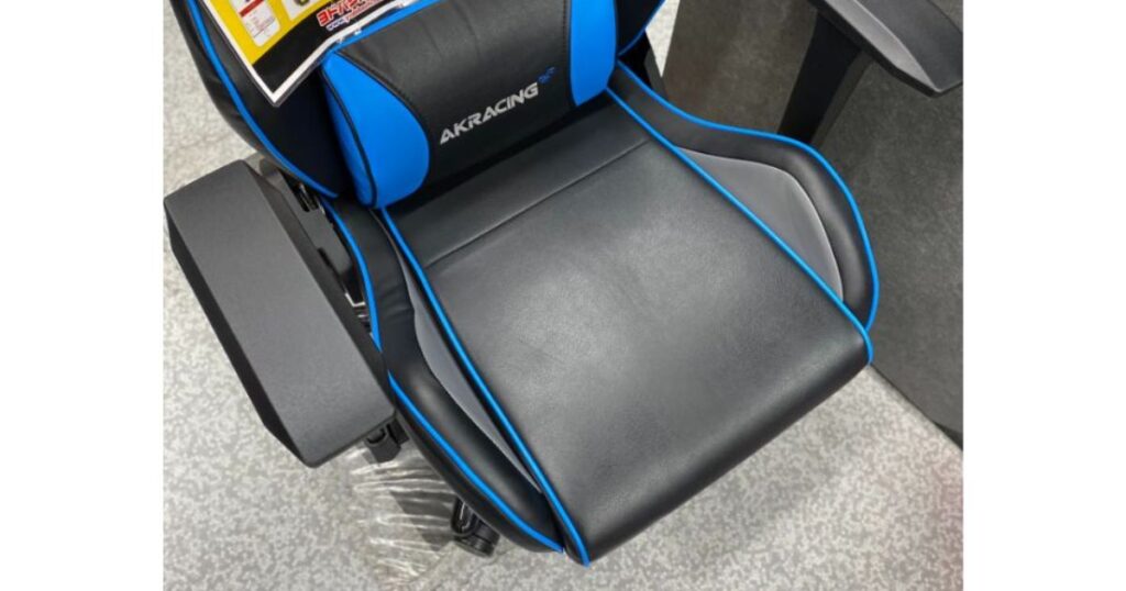 斜め上から見たAKRacing Overtureの座面